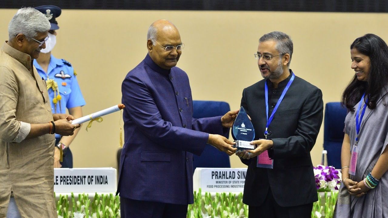 Avinash Kaul receiving an award on behalf of Network18 from the then President of India, Ram Nath Kovind